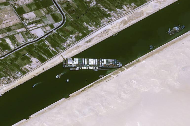 Det kan tage uger at få fastklemt skib i Suez-kanalen fri