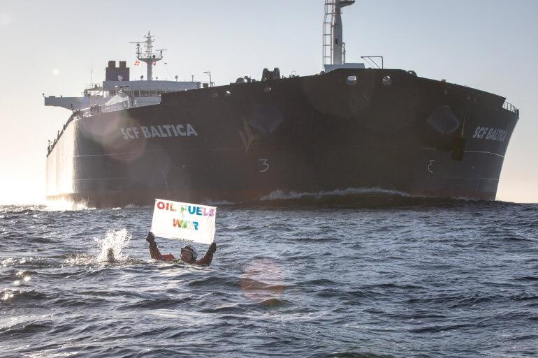 Aktivister forsøger at stoppe russisk olieskib i Østersøen