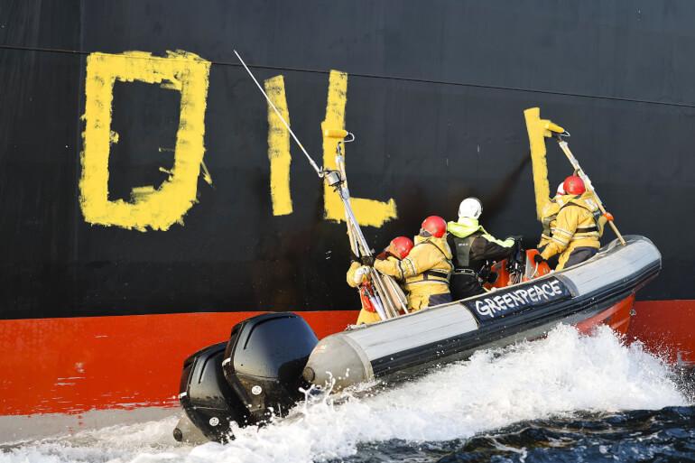 Budskab mod russisk olie er malet på tankskib ved Lolland