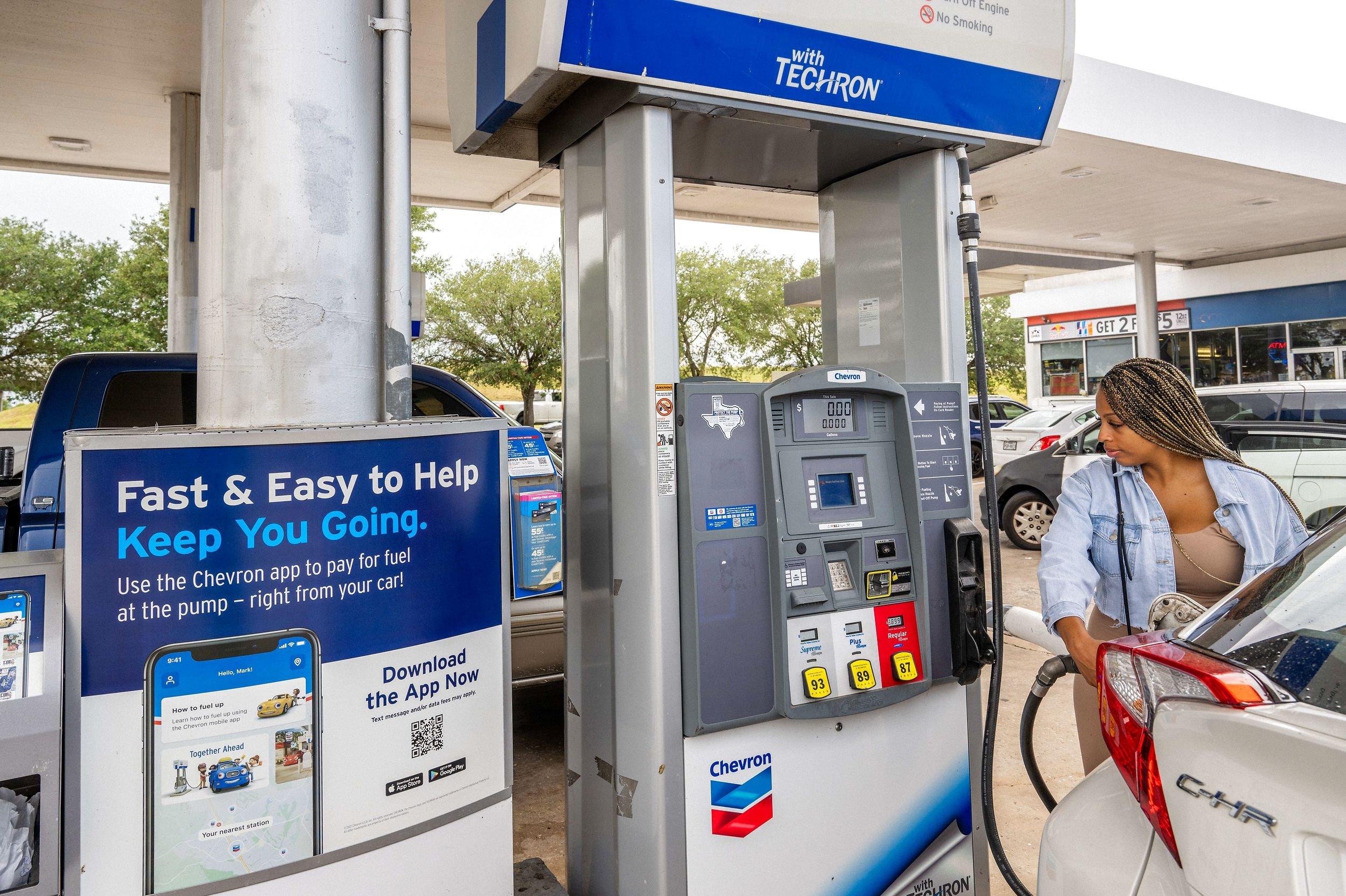 Prisen på benzin i USA falder forud for midtvejsvalg