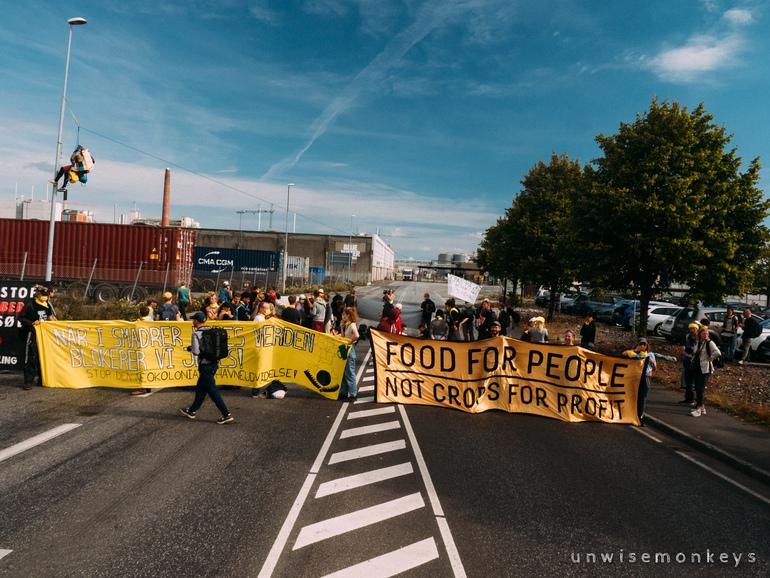 Aktivister blokerer indfaldsvej til Aarhus Havn i protest mod udvidelse