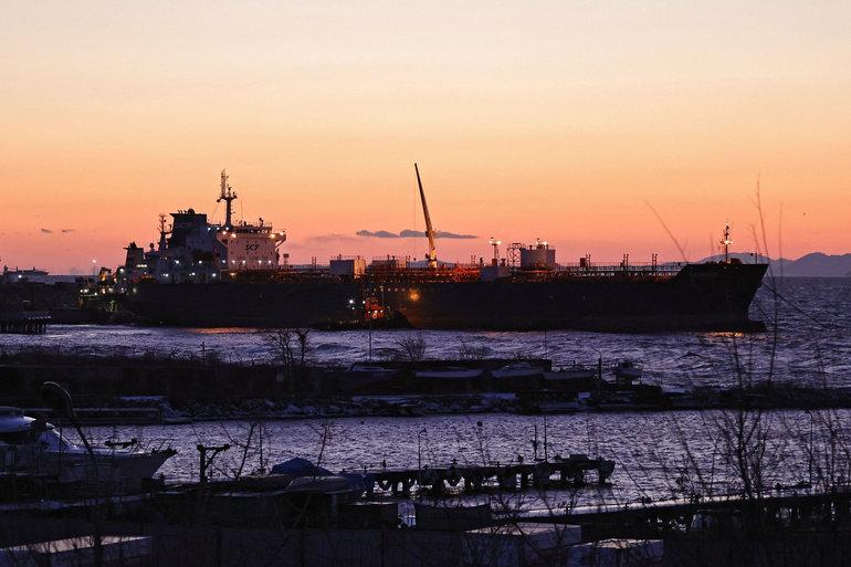 Vesten øger pres på Rusland med nye sanktioner mod olieeksport