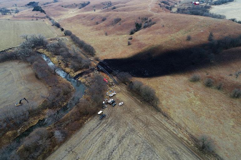 Lugten af olie hænger tungt over område i Kansas efter stort læk