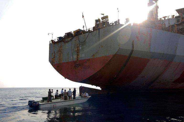 FN-operation begynder at pumpe olie ud af forfaldent tankskib