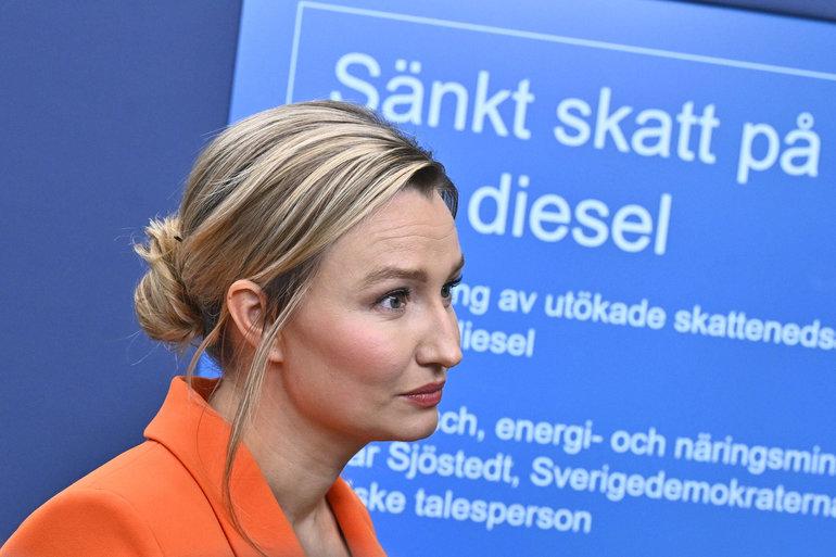 Sverige gør benzin over en krone billigere fra næste år