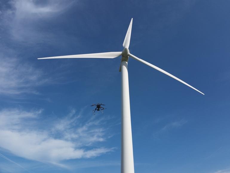 Kombination af droner og kunstig intelligens skal muliggøre inspektion af vindmøllevinger i drift