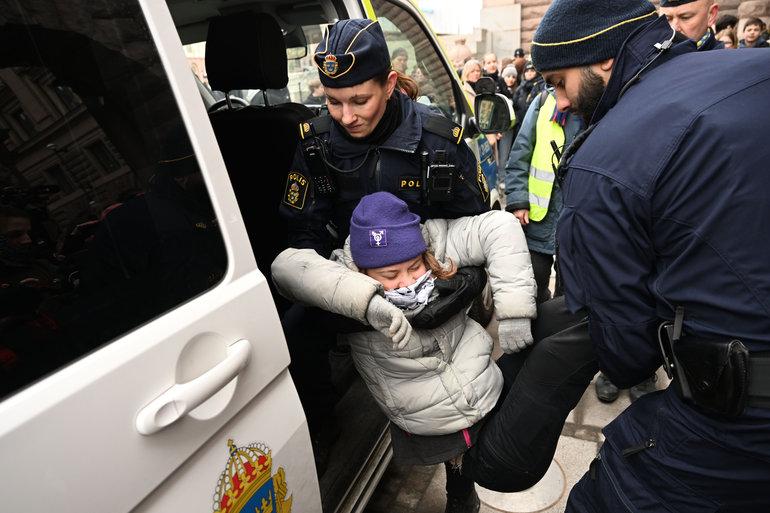 Politiet kører Greta Thunberg væk efter endnu protest foran Riksdagen