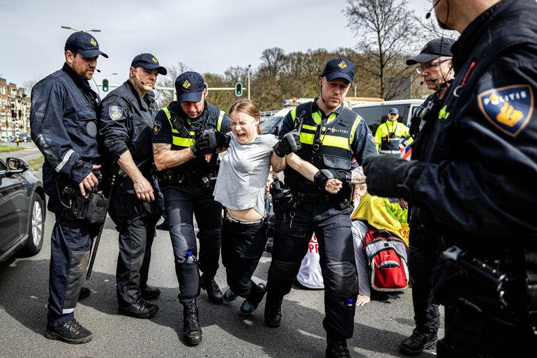 Greta Thunberg tilbageholdt af hollandsk politi to gange efter demonstationer mod olieindustrien