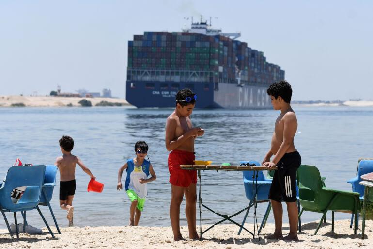Ejere giver nyt tilbud i strid om containerskib i Suez