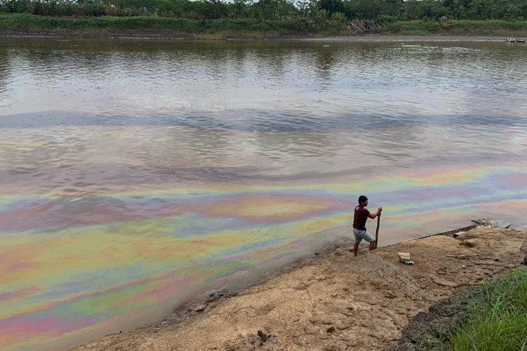 Amazonas-folk frigiver over 100 turister efter olieprotest