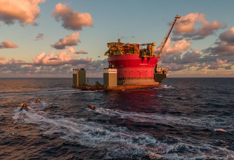 Greenpeace aktivister besætter skib som fragter ny Shell-platform  