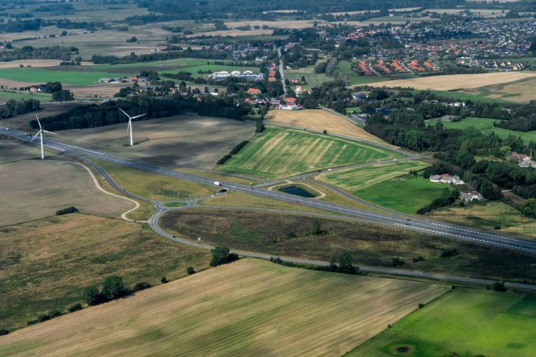 Danskerne: Hellere vindmøller og solceller end motorvej som nabo